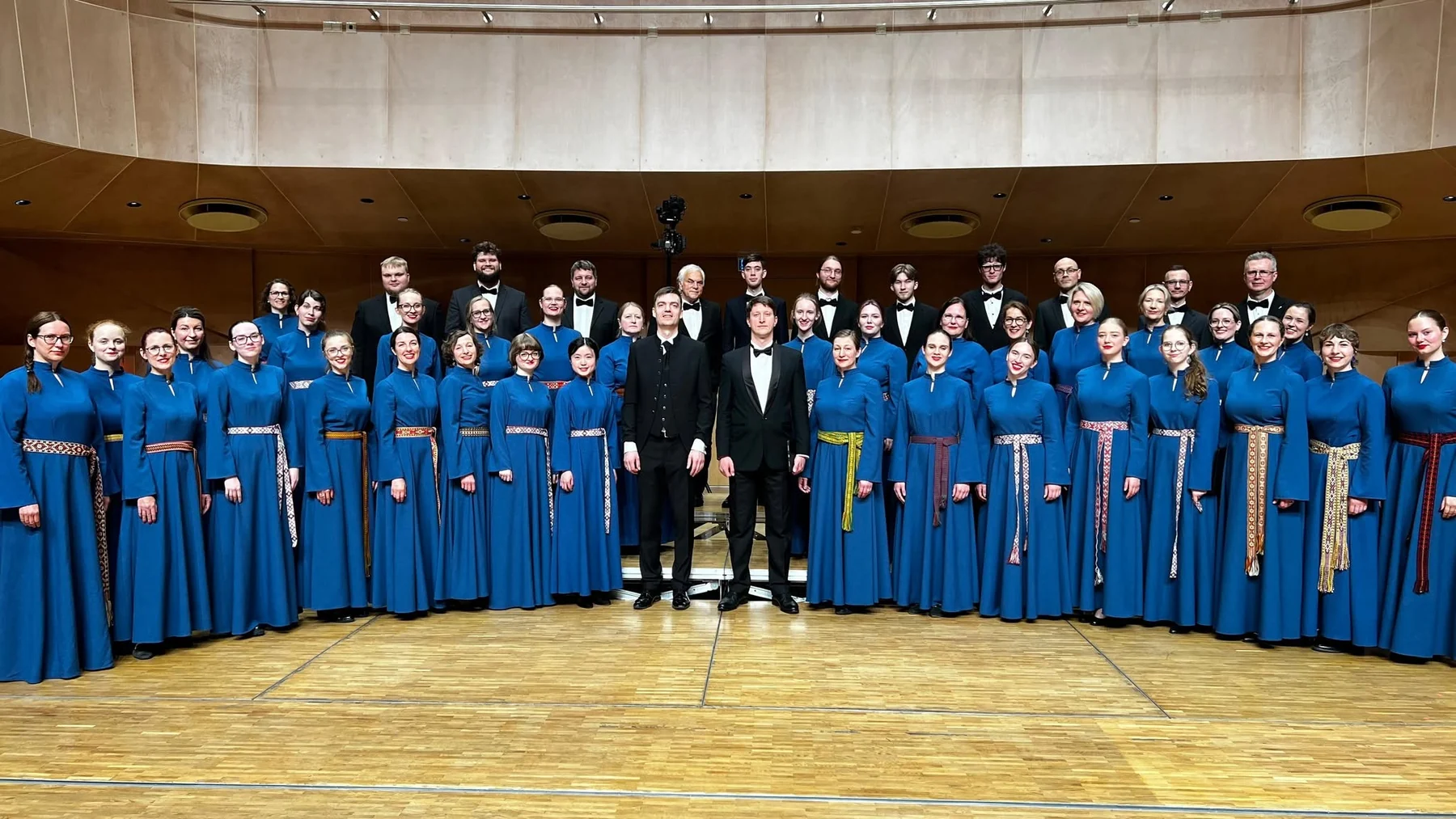 Kora kolektīvs vienotos tērpos